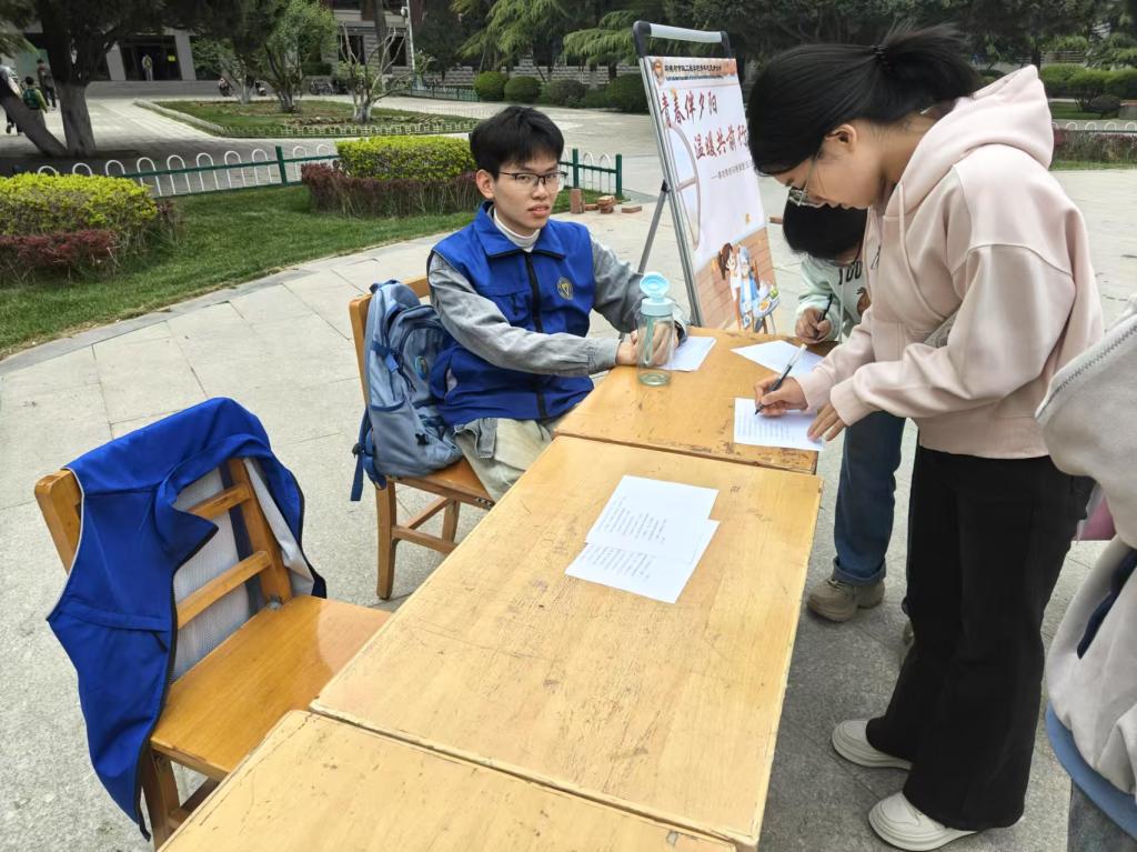 青春伴夕阳，温暖共前行——学院举行尊老敬老问卷调查活动