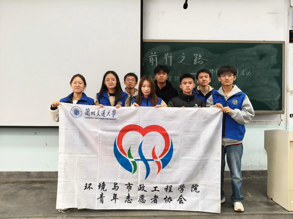 学院举办“弘扬雷锋精神，照亮前行之路”活动