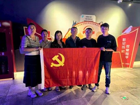 回望峥嵘岁月，勇担育人使命——教工第一党支部组织观看《南京照相馆》《731》纪念抗战胜利80周年