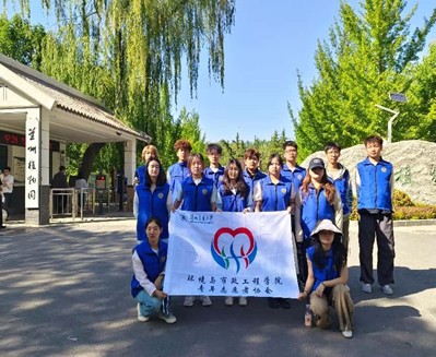 环境学院举办“春拂绿野，园净花香”  兰州植物园清扫活动