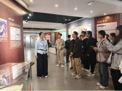 环境与市政工程学院组织2025级新生参观校史馆