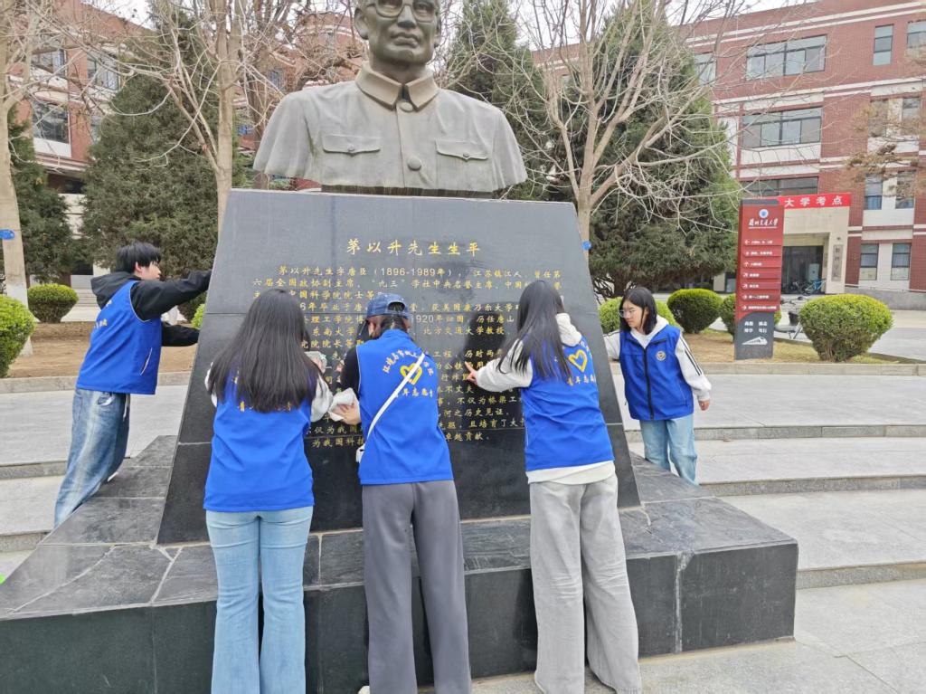 “志愿洁雕像，传承文化情”雷锋月系列活动 ——清理铭牌志愿服务活动