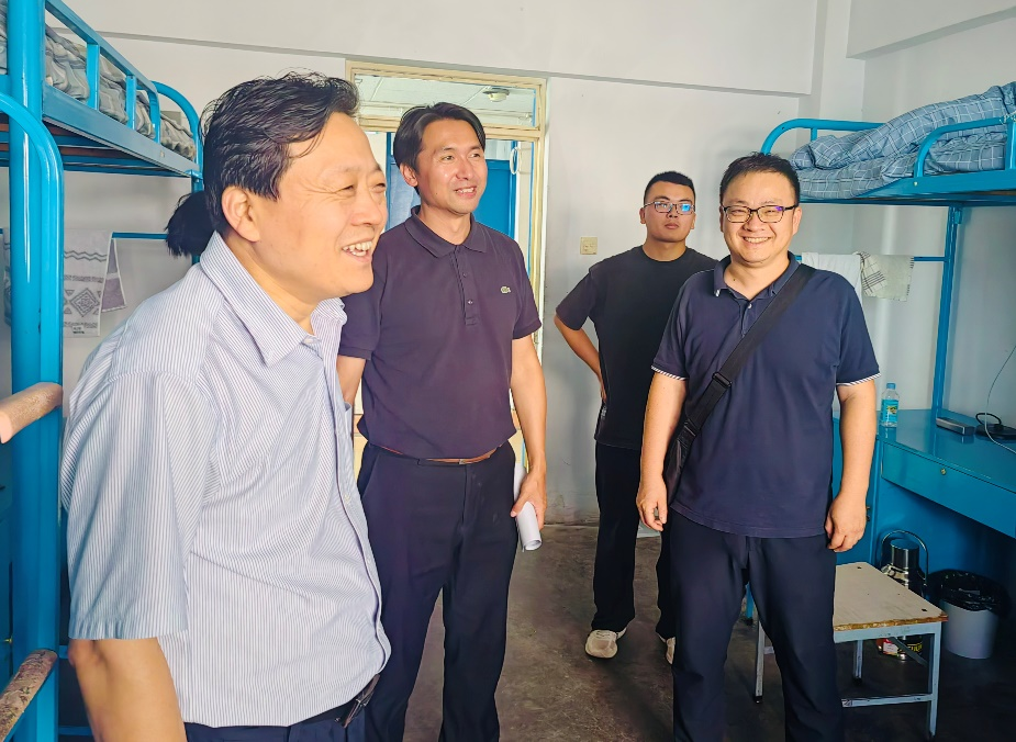 环境与市政工程学院领导老师走访2025级新生宿舍