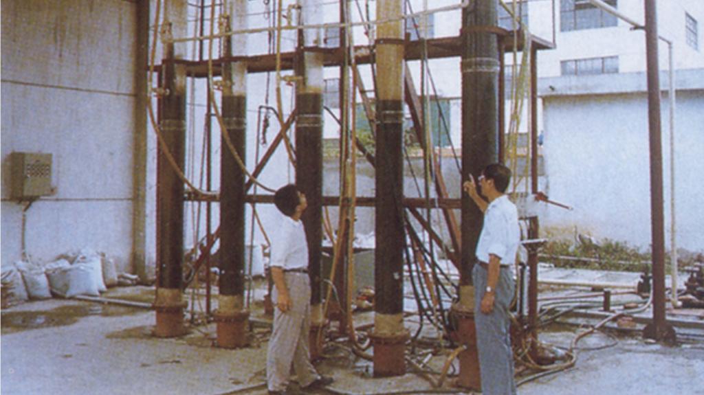 邱熔处教授在试验现场